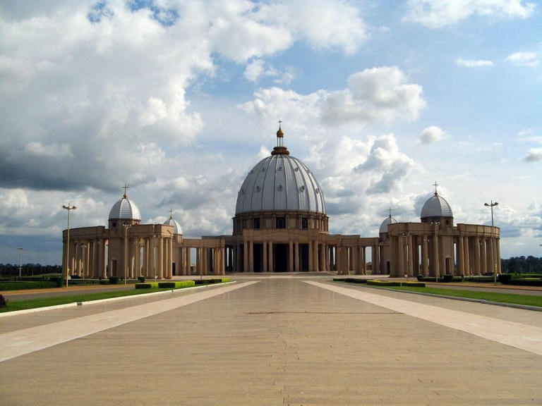 La Basilique Notre-Dame-de-la-Paix : Un Joyau du Tourisme Religieux à Yamoussoukro