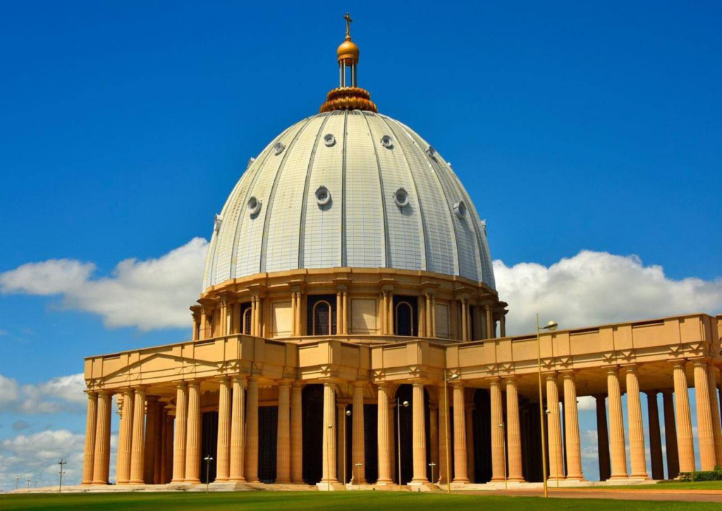 La Basilique Notre-Dame-de-la-Paix : Un Joyau du Tourisme Religieux à Yamoussoukro